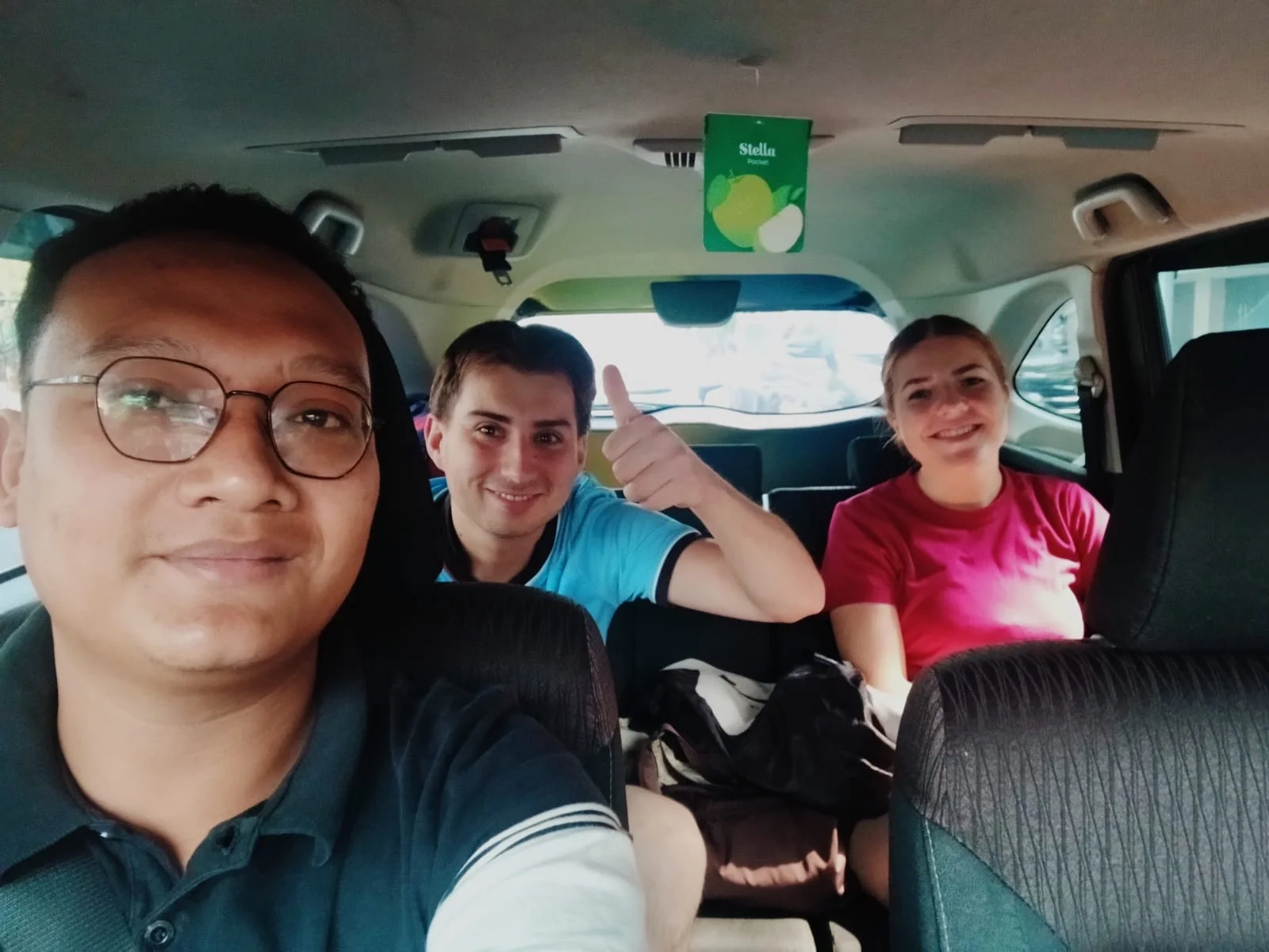 Mr chris dari belanda bersama pengemudi 85 rent car surabaya dalam perjalanan ke bromo