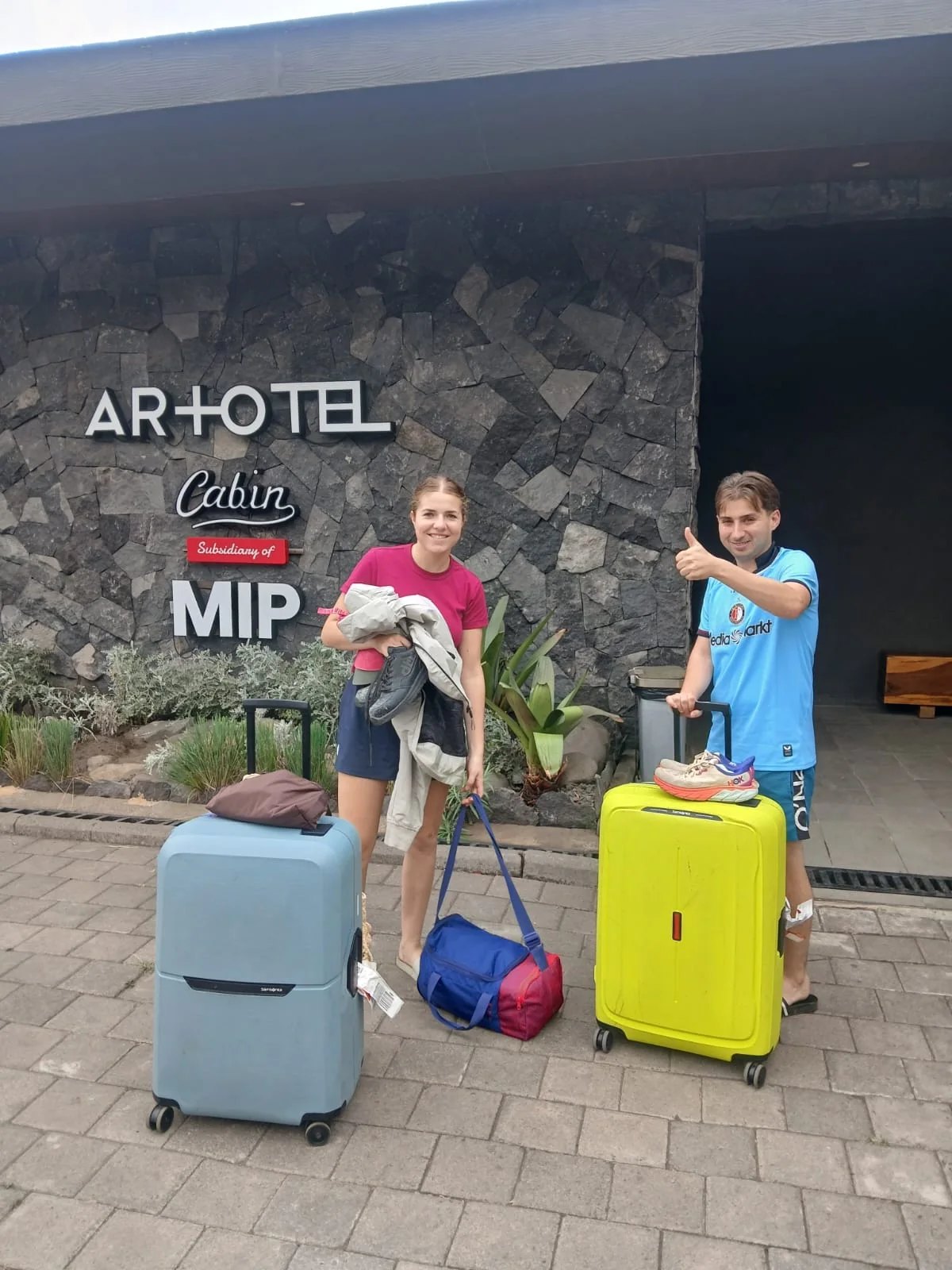 Mr chris dari belanda dengan koper di depan artotel cabin bromo